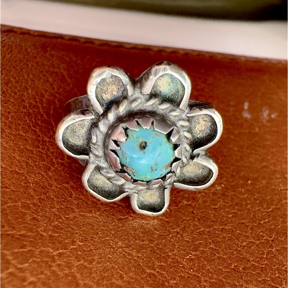 Vintage 925 Genuine Turquoise Flower Ring. Handmade Ring with beautiful design - Picture 7 of 16